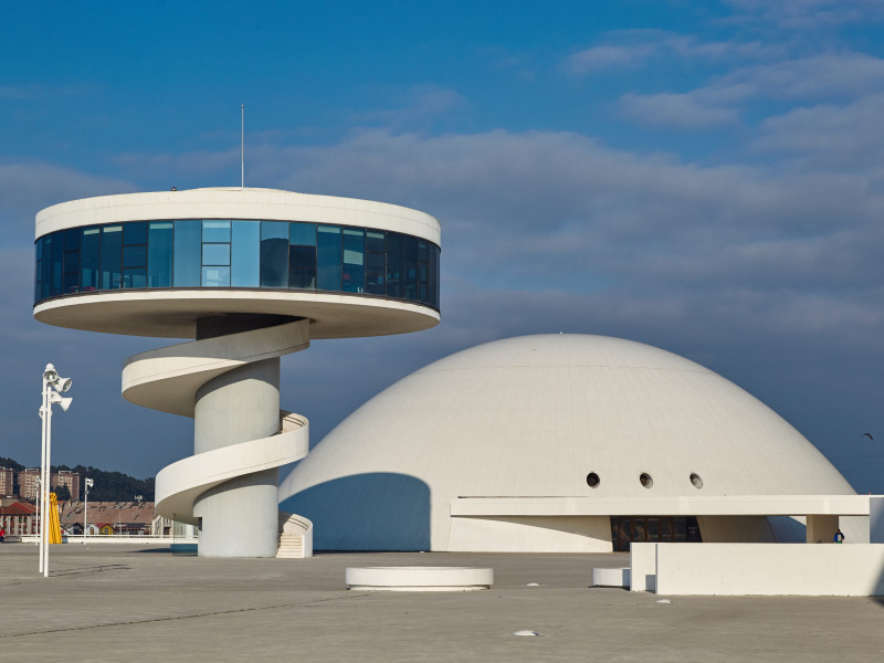 El Centro Niemeyer de Avilés, con su característico color blanco