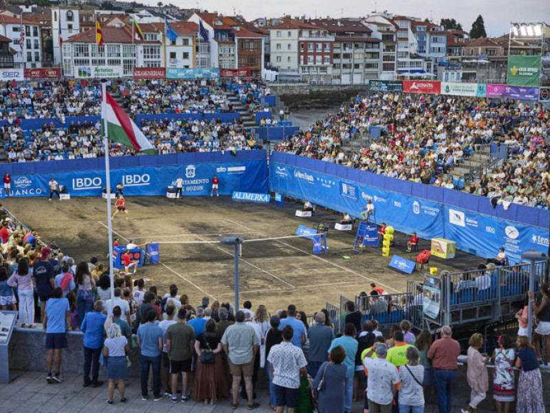 La pista del tenis playa de Luanco, un clásico del verano