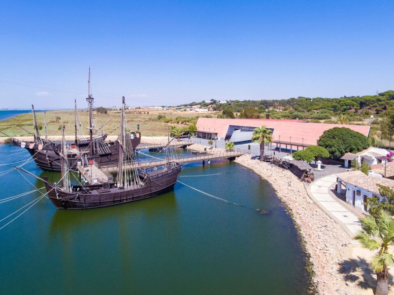 Puerto de Palos y una réplica de las tres carabelas