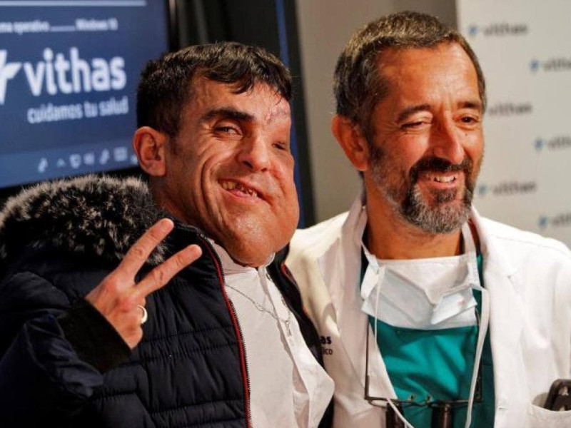 Pedro Cavadas con uno de sus pacientes