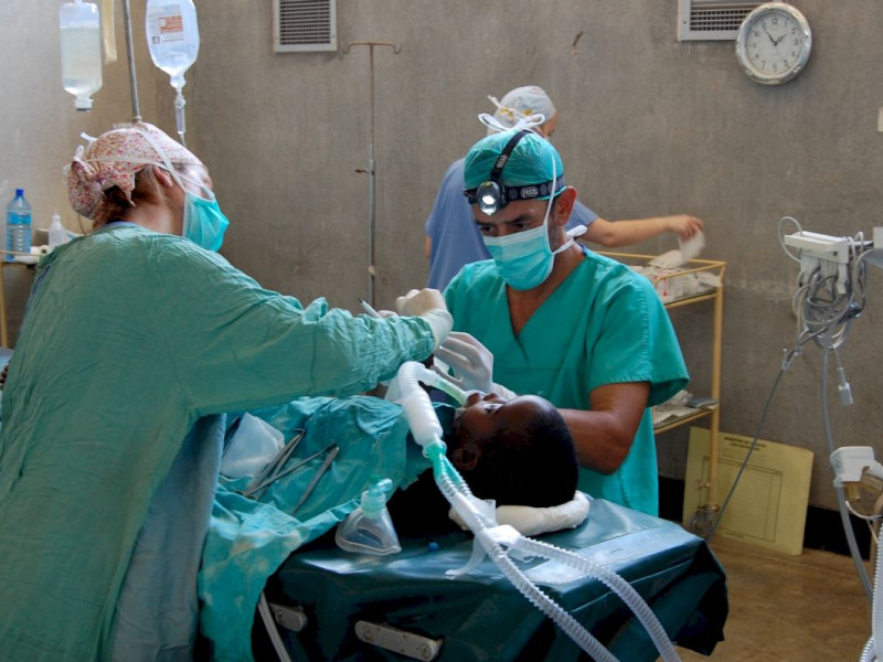 El doctor Cavadas, operando en África