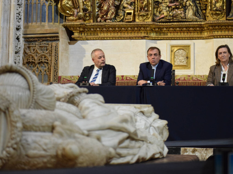 El deán-presidente del Cabildo, Félix José Castro, en el medio de la imagen.