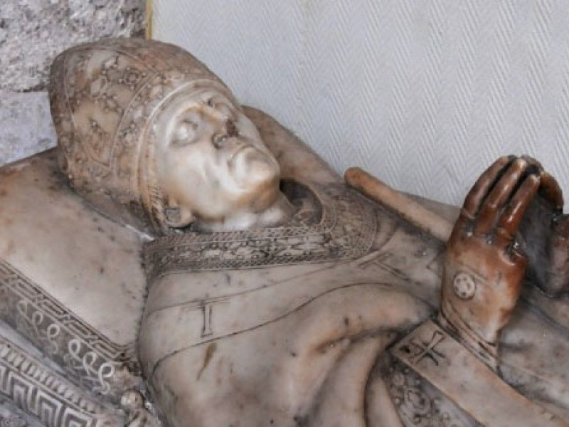 Sepulcro del obispo Juan Rodríguez de Fonseca en la Iglesia de Santa María la Mayor en Coca, Segovia, España.