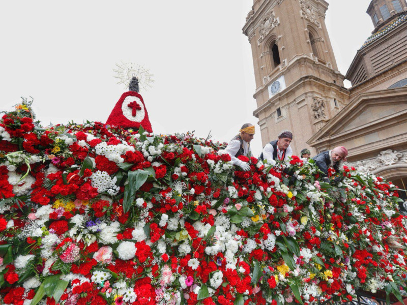 Así luce el manto de la Virgen del Pilar cargado de flores.