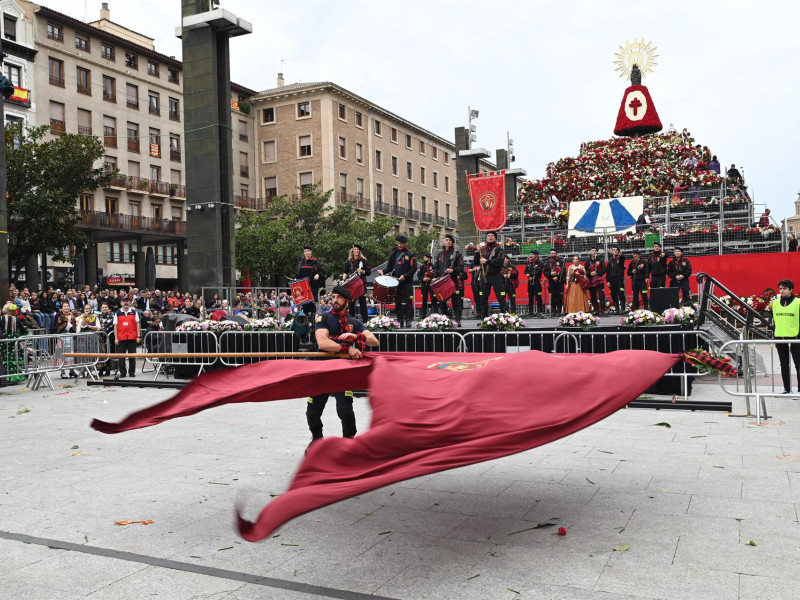 El cuerpo de Bomberos de Zaragoza también le ha rendido un homenaje a la Virgen.