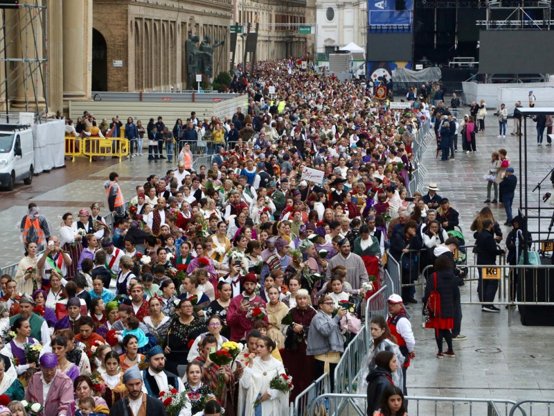 Miles de personas están participando en la Ofrenda de este año a pesar de la lluvia.