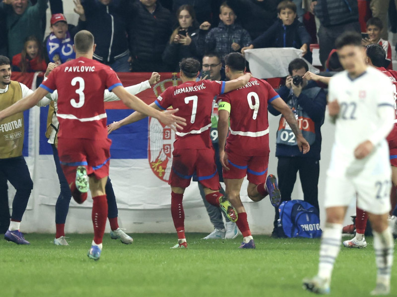 Los jugadores de Serbia celebran uno de los goles de la victoria contra Suiza.