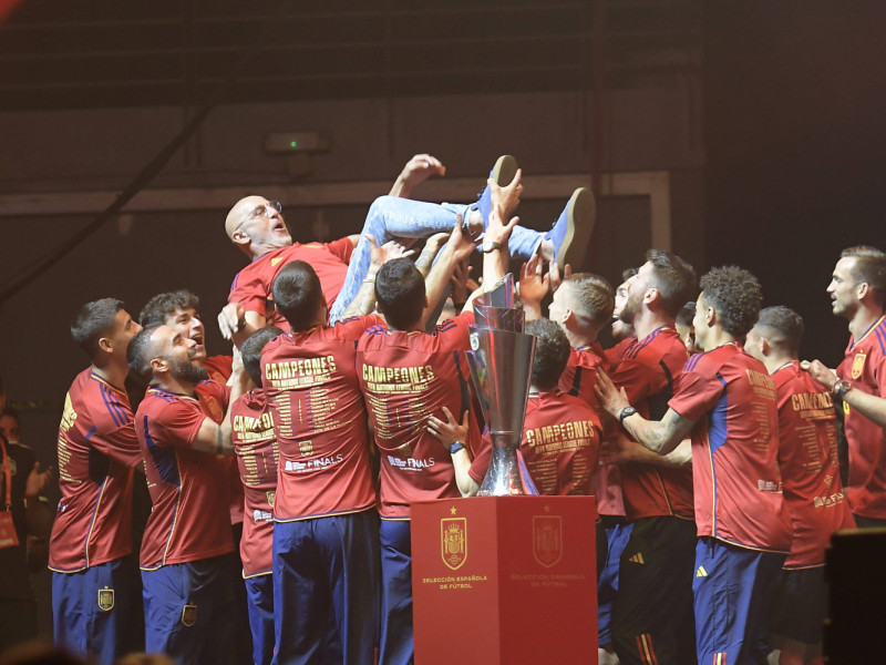 Los futbolistas de España mantean a Luis de la Fuente en la celebración de la Liga de Naciones.