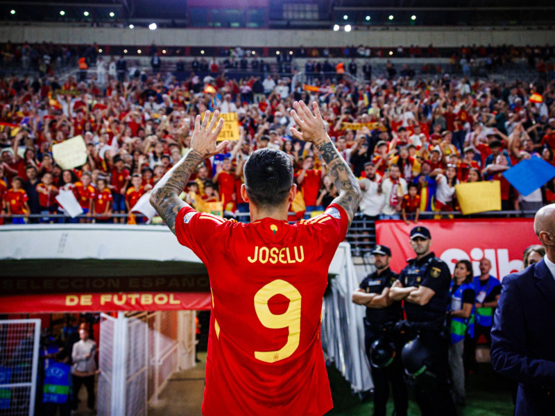 Joselu agradece el apoyo de la afición de Murcia