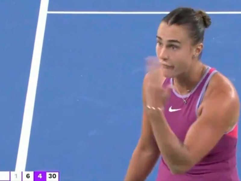 Sabalenka mete prisa a la recogepelotas.