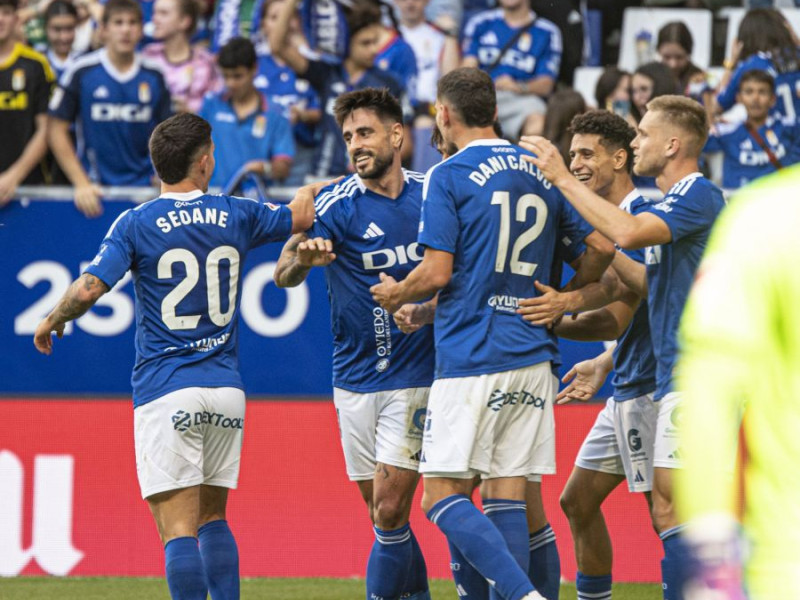 Los jugadores del Real Oviedo celebran uno de los goles ante el Almería