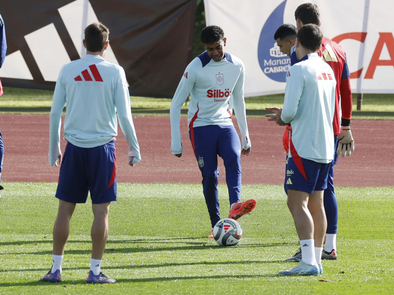 Lamine Yamal durante un entrenamiento de la selección española.