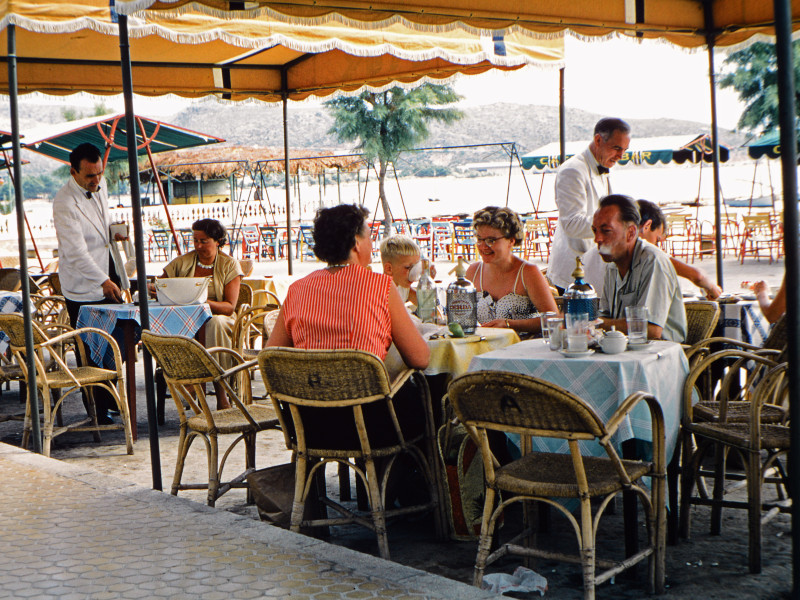 Turistas alemanas sentadas en la cafetería de la calle, Mallorca