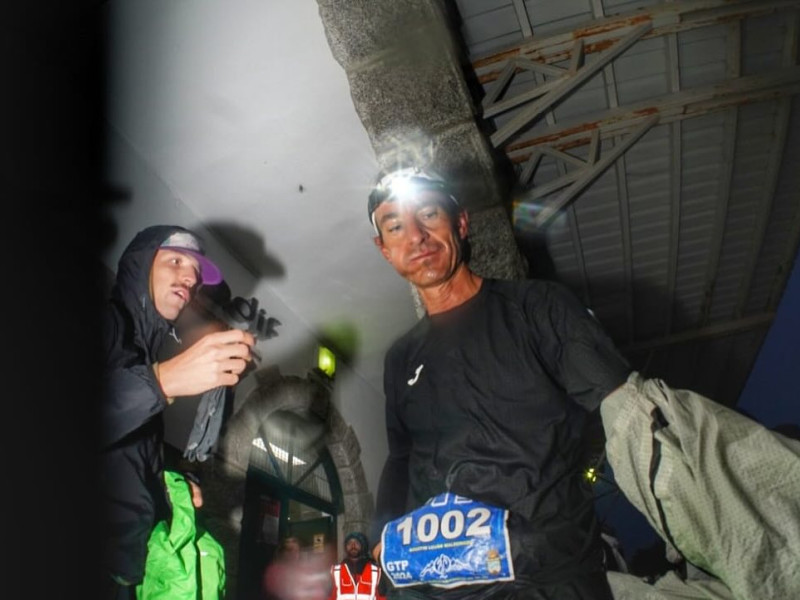 Agustín Luján, en un avituallamiento en carrera