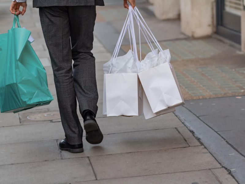 Hombre cargando con bolsas