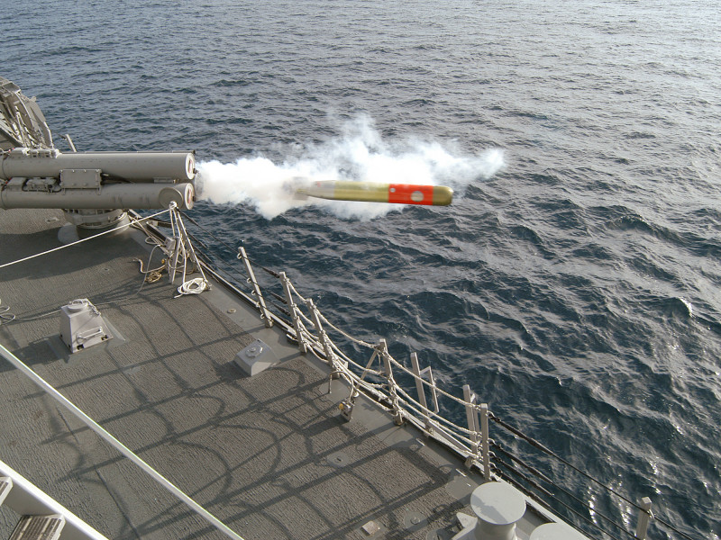 Lanzamiento de un torpedo MK 46 desde un destructor de la Armada de los Estados Unidos