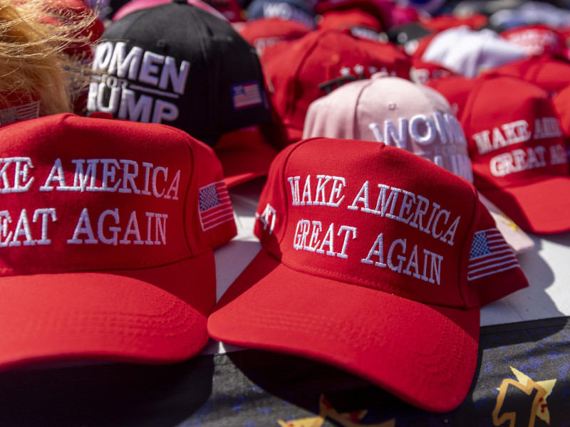 Topi dijual di area penjual sebelum pertemuan balai kota dengan mantan Presiden AS dan calon presiden dari Partai Republik Donald Trump di Greater Philadelphia Expo Center & Fairgrounds di Oaks, Pennsylvania