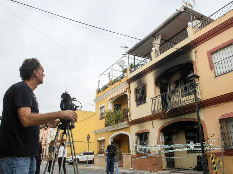 Fachada de la vivienda donde este domingo se ha producido un incendio en el que han fallecido un matrimonio de 48 y 52 años y sus dos hijos, de 21 y 16 años, en la localidad sevillana de Guillena