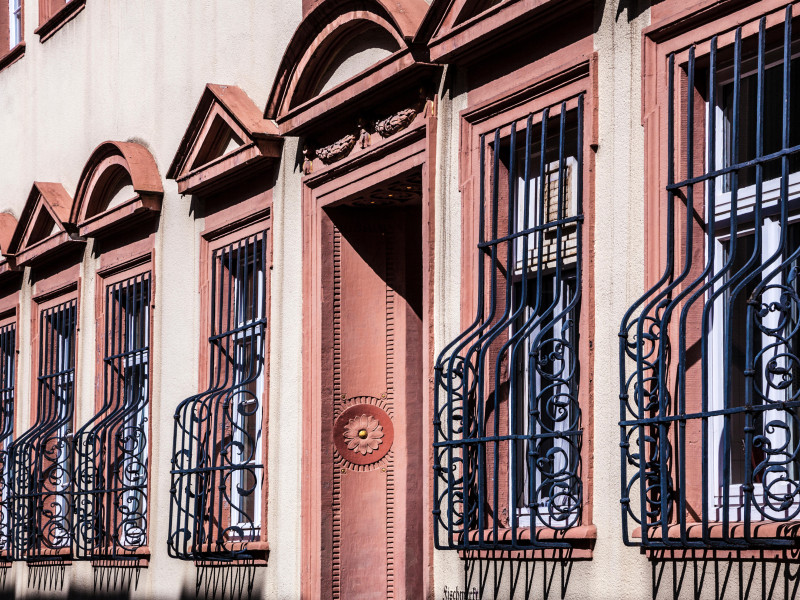 Rejas de seguridad de hierro forjado adornadas en las ventanas de un edificio en Fischmarkt en el barrio Altstadt de Heidelberg