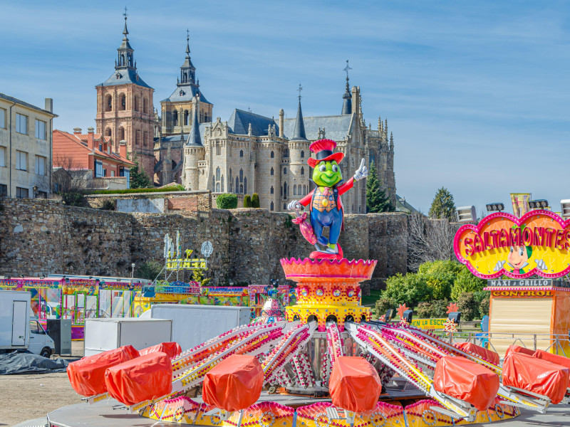 Montaje de un parque de atracciones durante una feria en la localidad de Astorga, Castilla y León, España