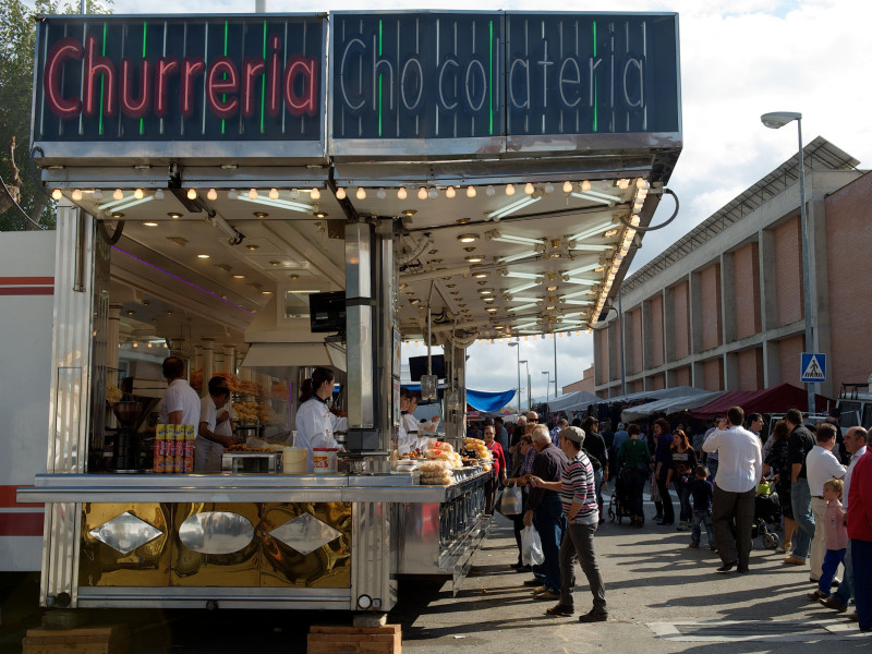 Puesto de churros en una feria municipal en Mora la Nova, Tarragona, Cataluña, España