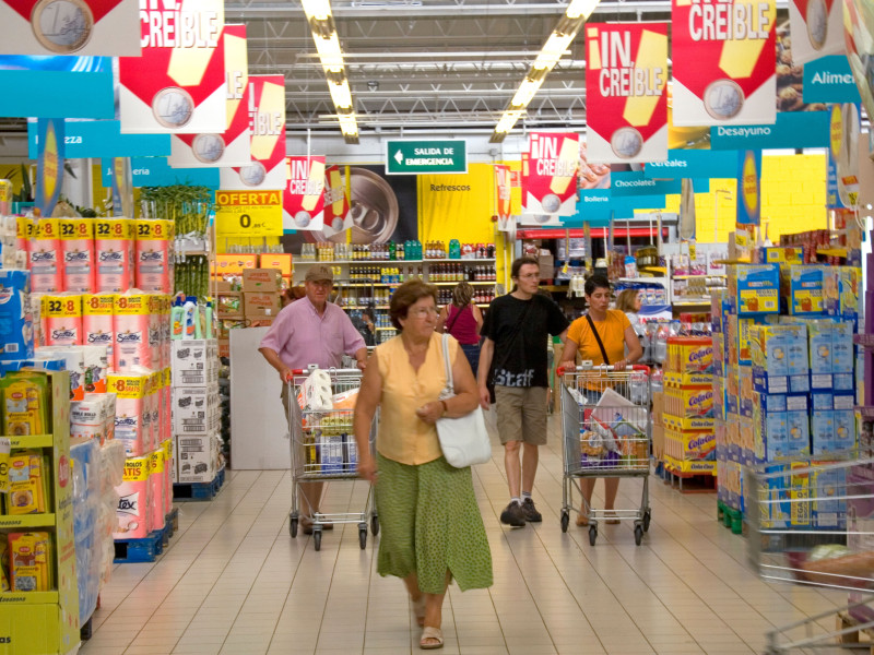 Los clientes compran en el supermercado Eroski de la localidad de Castro Urdiales, Cantabria, norte de España