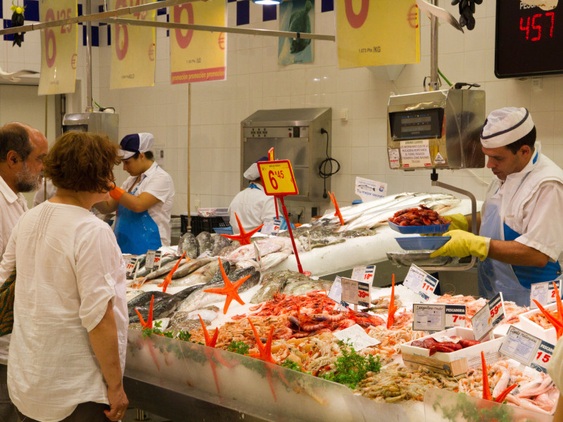 Supermercado Gente del mercado comprando pescado en Palma de Mallorca, Mallorca, Baleares, España