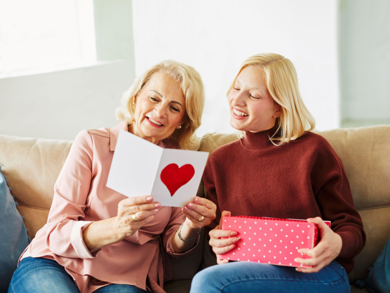 Una abuela y su nieta comparten un regalo