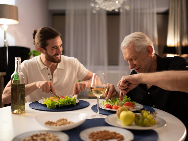 Abuelo y nieto cenando juntos