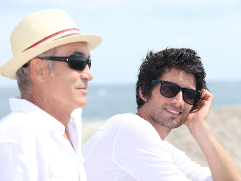 Abuelo y nieto frente al mar