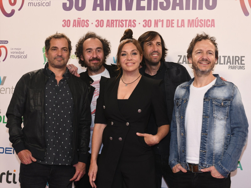 El grupo La Oreja de Van Gogh con Leire Martínez