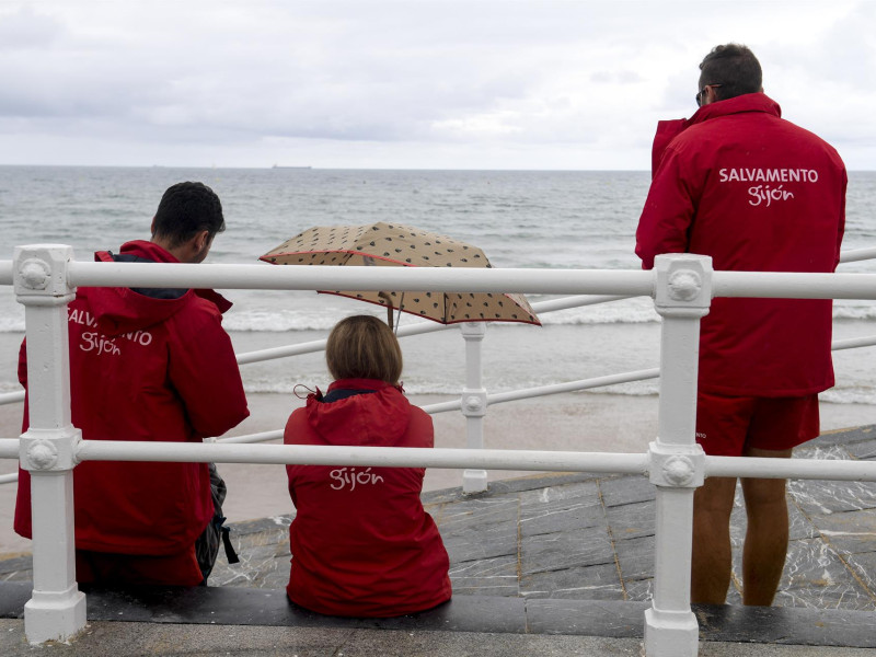 Socorristas del Servicio de Salvamento de Gijón