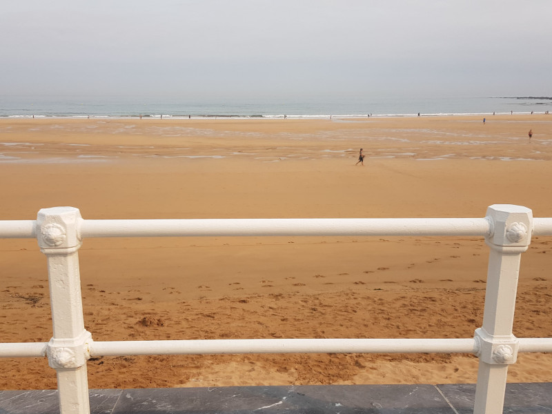 Playa de San Lorenzo, en Gijón, vista desde el Muro