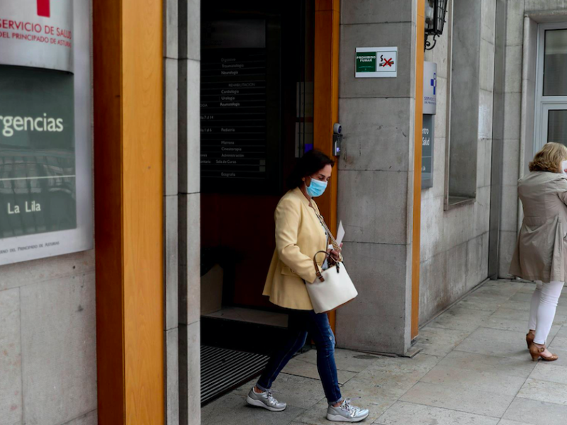 Una mujer sale del centro de salud de La Lila, en Oviedo