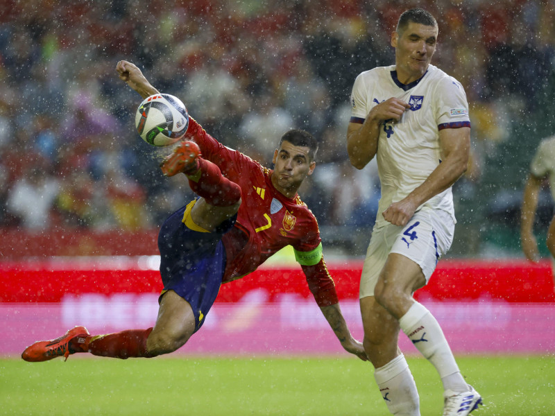 CÓRDOBA, 15/10/2024.- El delantero de la selección española Álvaro Morata (i) intenta un remate ante Nikola Milenkovic, de Serbia, durante el partido correspondiente a la fase de grupos de la Liga de Naciones que las selecciones de España y Serbia disputan este martes en el estadio Nuevo Arcángel, en Córdoba. EFE/Julio Muñoz