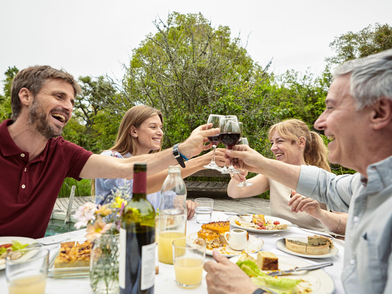 Familia feliz brindando con copas de vino