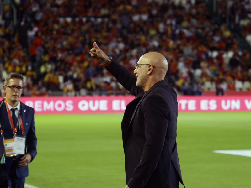 CÓRDOBA, 15/10/2024.- El seleccionador español, Luis de la Fuente Castillo, da instrucciones durante el encuentro correspondiente a la fase de grupos de la Liga de Naciones que disputan hoy martes España y Serbia en el estadio Nuevo Arcangel de Córdoba. EFE / Salass.