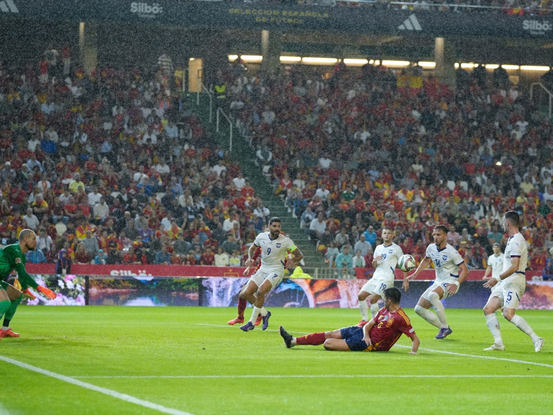 Daniel Vivian de España en acción durante el partido del Grupo A4 de la Liga A de las Naciones de la UEFA 2024/25 entre España y Serbia en el estadio Nuevo Arcángel el 15 de octubre de 2024, en Córdoba, España.