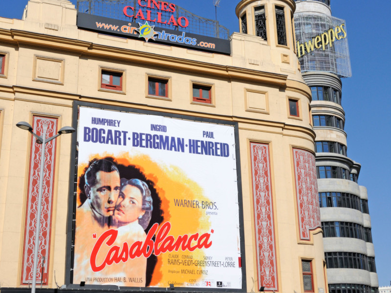 Madrid, España. Gran Vía/Plaza de Callao. Cine Callao (proyectando Casablanca) y edificio Carrión