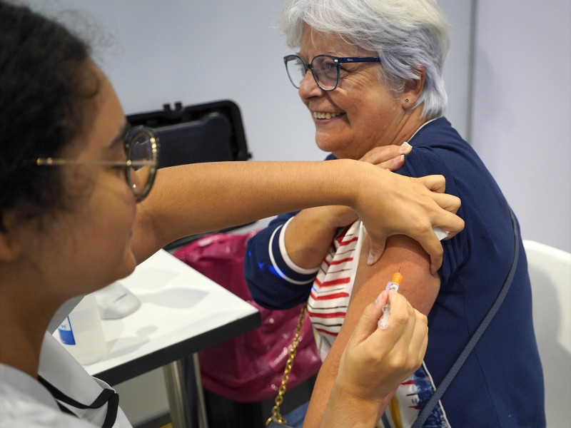 Una mujer se vacuna el día de apertura del Instituto Feiral de Vigo