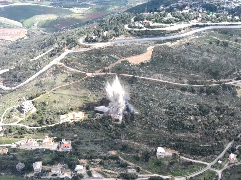 Estas imágenes muestran explosiones cerca de la frontera entre Israel y el Líbano el martes, cuando las tropas terrestres israelíes ingresaron a su vecino del norte para continuar su lucha contra Hezbolá.