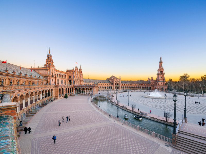 Plaza de España, Sevilla, España, al atardecer. Vista panorámica de la plaza hacia la torre sur del edificio principal