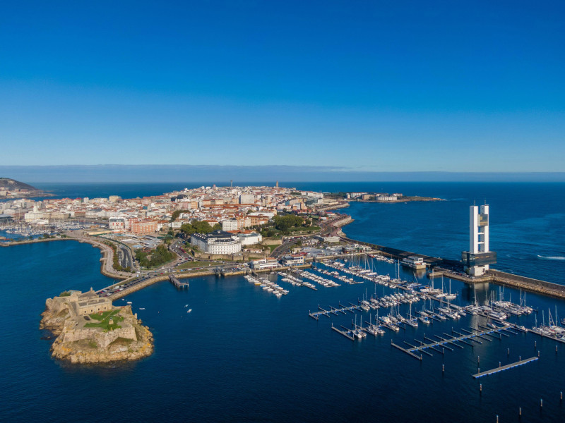 Widok z lotu ptaka na A Coruñę i Castillo de San Antón w Galicji