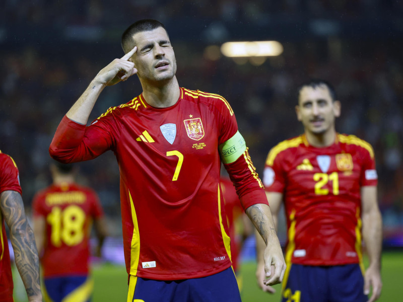 CÓRDOBA, 15/10/2024.- El delantero de la selección española Álvaro Morata celebra su gol, segundo del equipo, durante el partido correspondiente a la fase de grupos de la Liga de Naciones que las selecciones de España y Serbia disputan este martes en el estadio Nuevo Arcángel, en Córdoba. EFE/Julio Muñoz