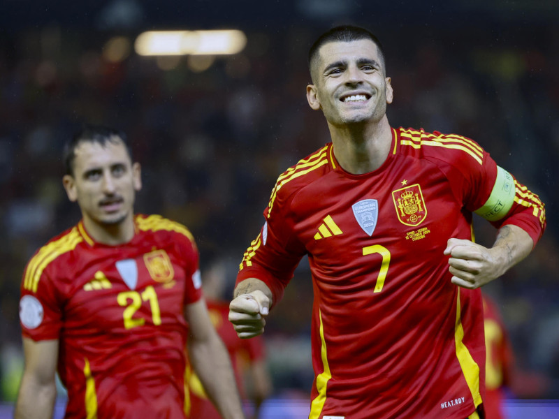 CÓRDOBA, 15/10/2024.- El delantero de la selección española Álvaro Morata celebra tras marcar el segundo gol ante Serbia, durante el partido correspondiente a la fase de grupos de la Liga de Naciones que las selecciones de España y Serbia disputan este martes en el estadio Nuevo Arcángel, en Córdoba. EFE/Julio Muñoz