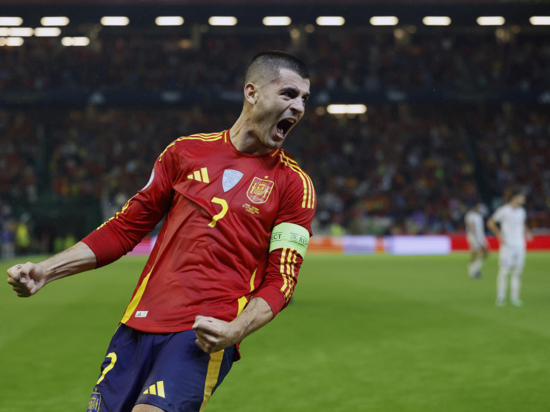 CÓRDOBA, 15/10/2024.- El delantero de la selección española Álvaro Morata (2d) celebra su gol, segundo del equipo, durante el partido correspondiente a la fase de grupos de la Liga de Naciones que las selecciones de España y Serbia disputan este martes en el estadio Nuevo Arcángel, en Córdoba. EFE/Julio Muñoz