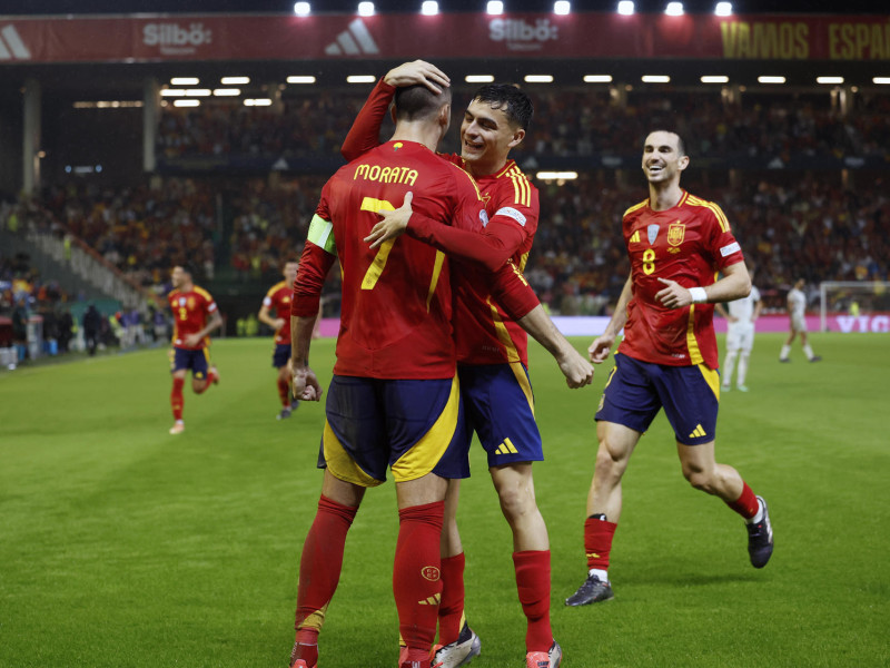 CÓRDOBA, 15/10/2024.- El delantero de la selección española Álvaro Morata celebra su gol, segundo del equipo, durante el partido correspondiente a la fase de grupos de la Liga de Naciones que las selecciones de España y Serbia disputan este martes en el estadio Nuevo Arcángel, en Córdoba. EFE/Julio Muñoz