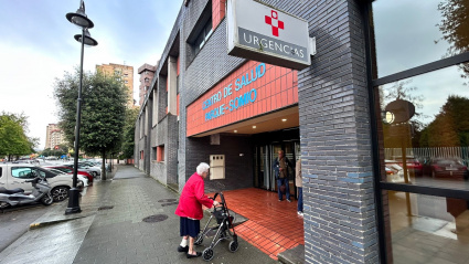 Una mujer entra en el ambulatorio de Parque Somió, en Gijón