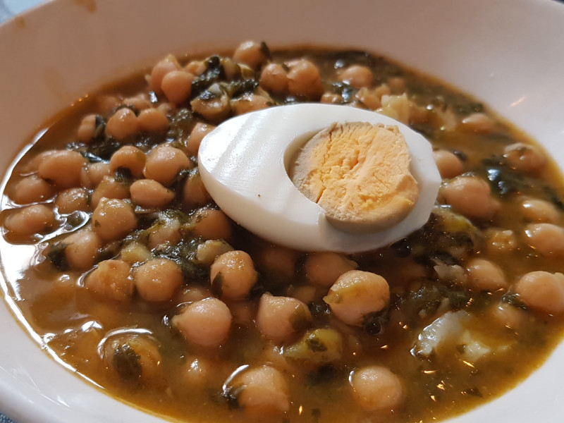 Garbanzos con bacalao y espinacas, uno de los platos del Desarme, servido en un restaurante de Gijón