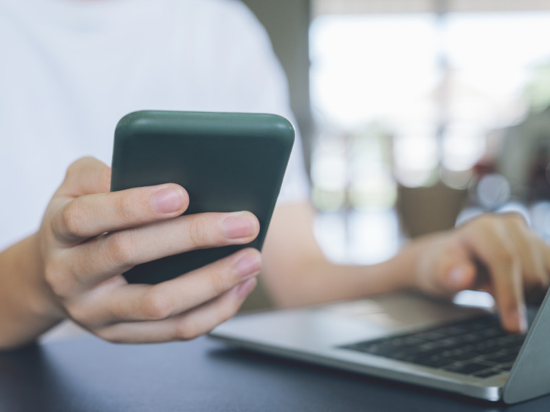 Un joven maneja su móvil conectado a la red wifi de su casa.